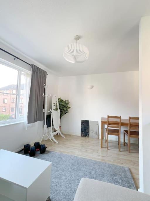 Colliers Wood 1 Bed South London Short Apartment *