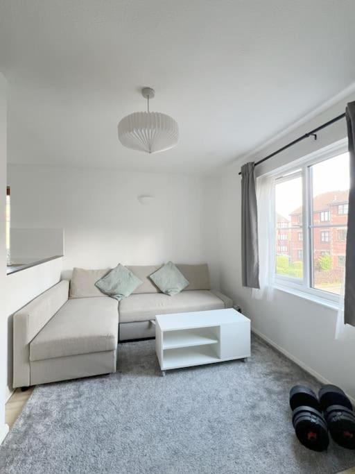 Colliers Wood 1 Bed South London Short Apartment *
