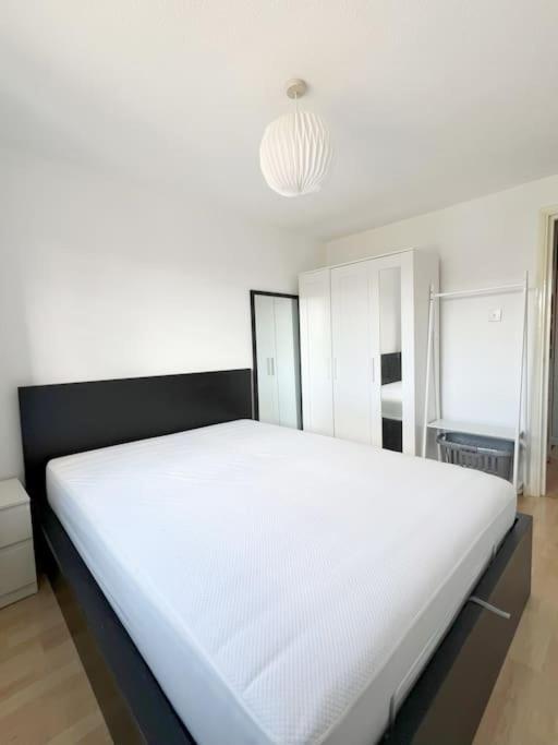 Colliers Wood 1 Bed South London Short * Mitcham